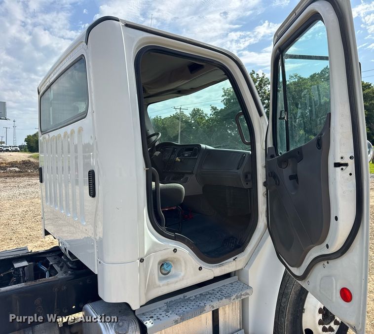 image for item DV4228 2004 Freightliner Business Class M2 106 truck cab and chassis