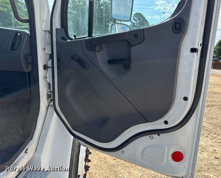 image for item DV4228 2004 Freightliner Business Class M2 106 truck cab and chassis