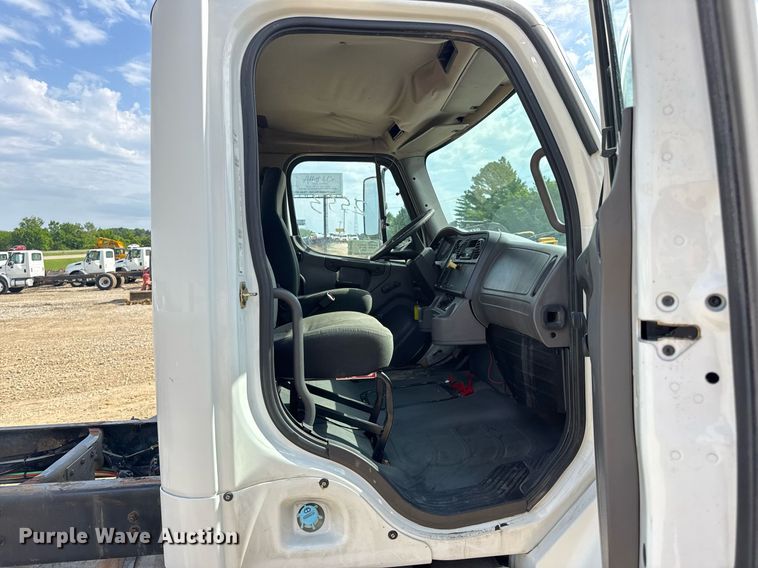 image for item DV4228 2004 Freightliner Business Class M2 106 truck cab and chassis