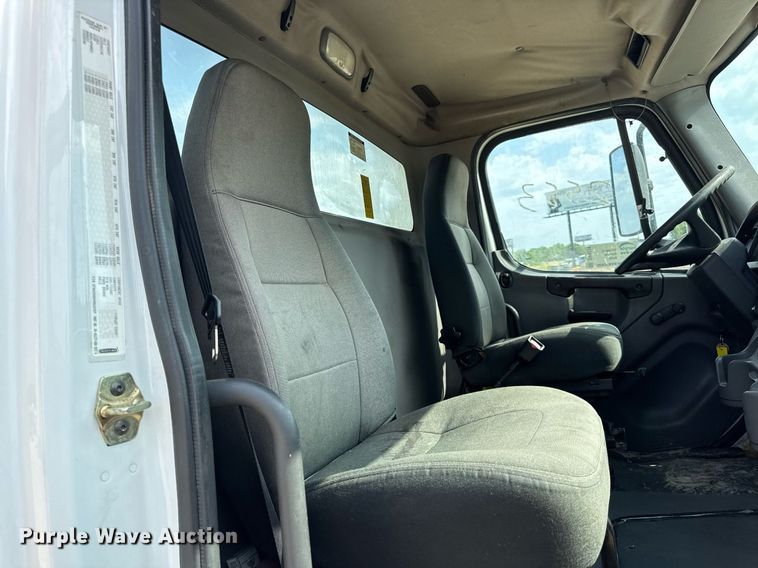 image for item DV4228 2004 Freightliner Business Class M2 106 truck cab and chassis