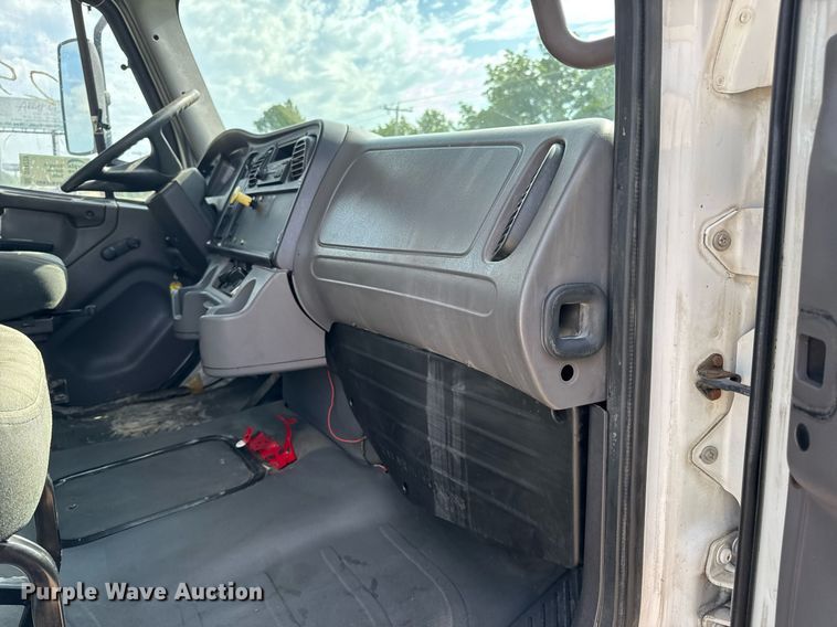 image for item DV4228 2004 Freightliner Business Class M2 106 truck cab and chassis