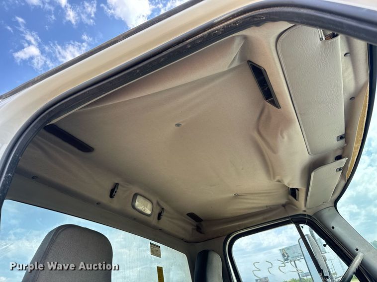 image for item DV4228 2004 Freightliner Business Class M2 106 truck cab and chassis