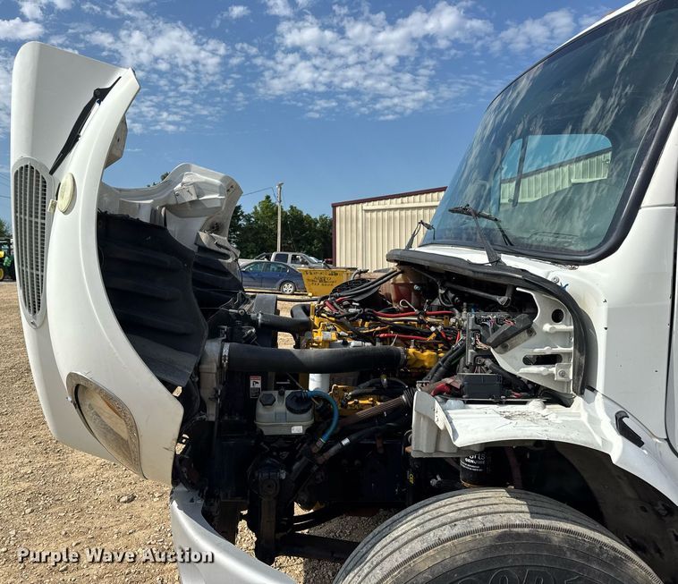 image for item DV4228 2004 Freightliner Business Class M2 106 truck cab and chassis