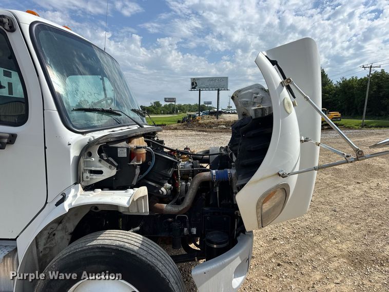 image for item DV4228 2004 Freightliner Business Class M2 106 truck cab and chassis