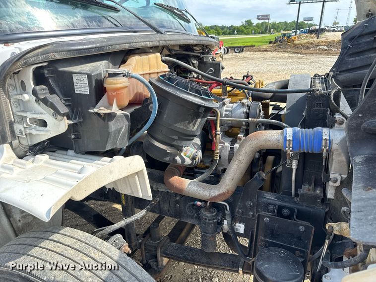 image for item DV4228 2004 Freightliner Business Class M2 106 truck cab and chassis