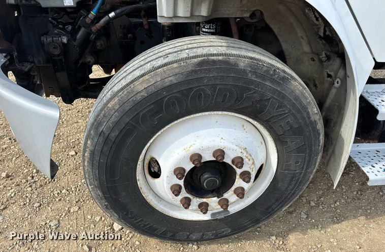 image for item DV4228 2004 Freightliner Business Class M2 106 truck cab and chassis