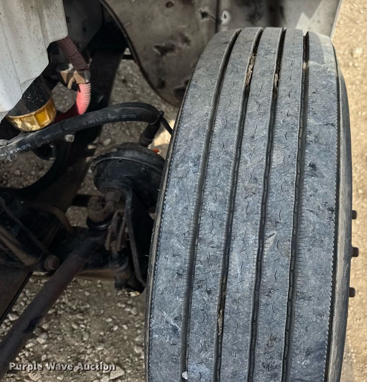 image for item DV4228 2004 Freightliner Business Class M2 106 truck cab and chassis