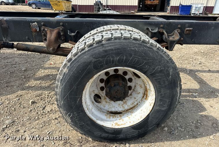 image for item DV4228 2004 Freightliner Business Class M2 106 truck cab and chassis