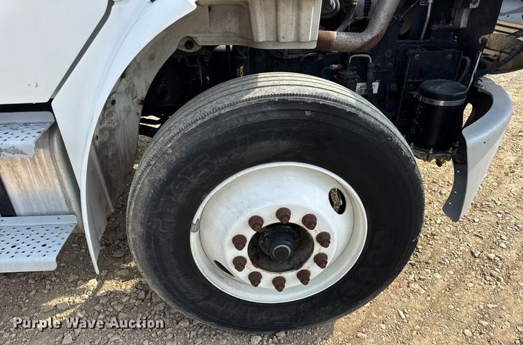 image for item DV4228 2004 Freightliner Business Class M2 106 truck cab and chassis