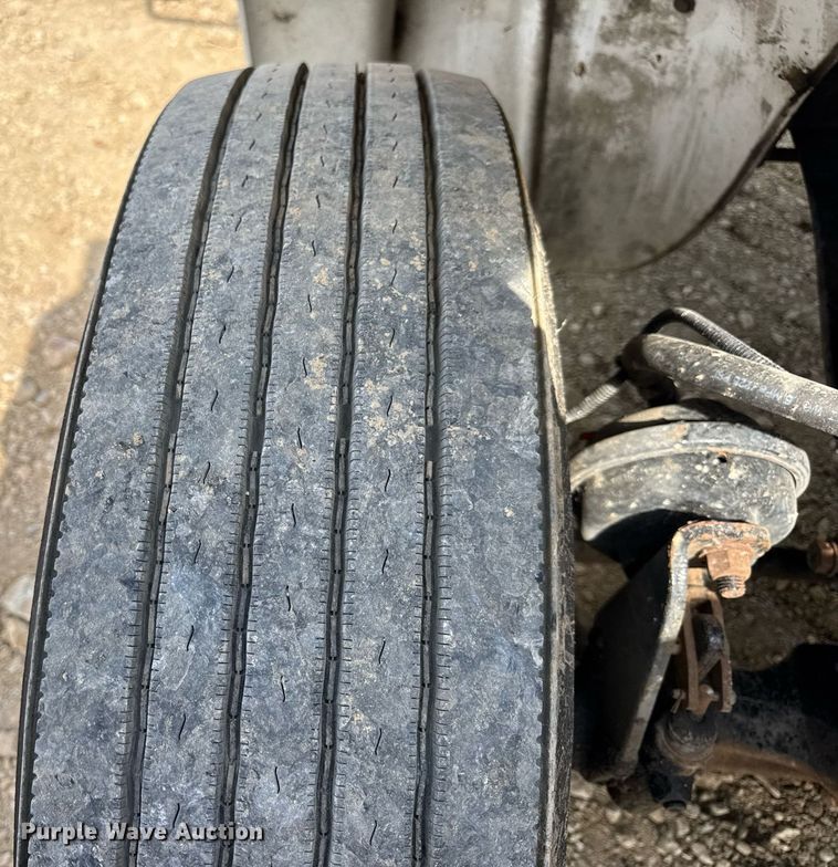 image for item DV4228 2004 Freightliner Business Class M2 106 truck cab and chassis