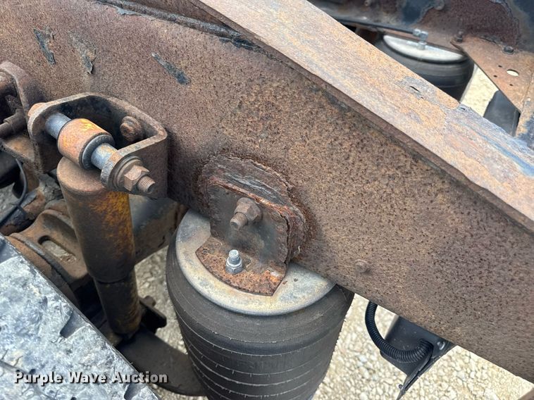 image for item DV4231 2005 International 9200i semi truck