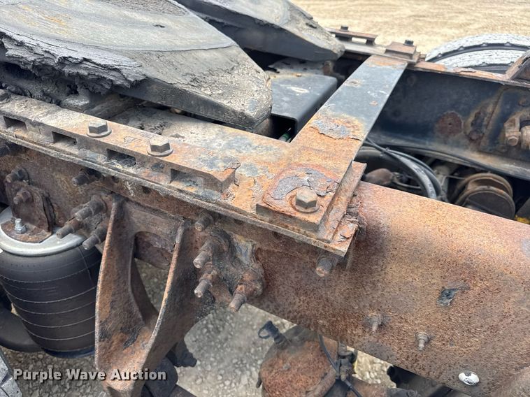 image for item DV4231 2005 International 9200i semi truck