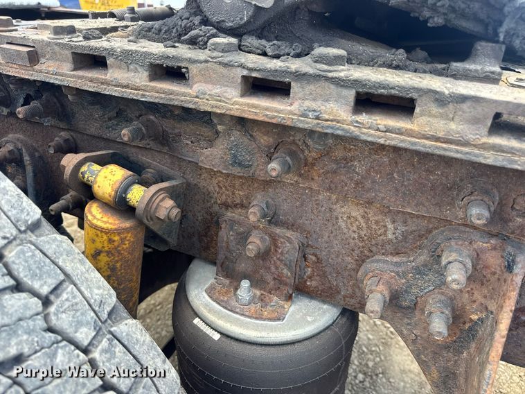 image for item DV4231 2005 International 9200i semi truck