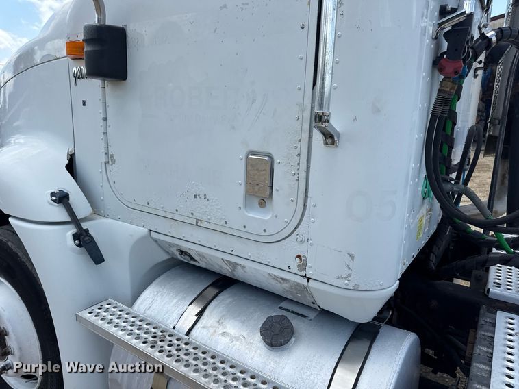 image for item DV4231 2005 International 9200i semi truck