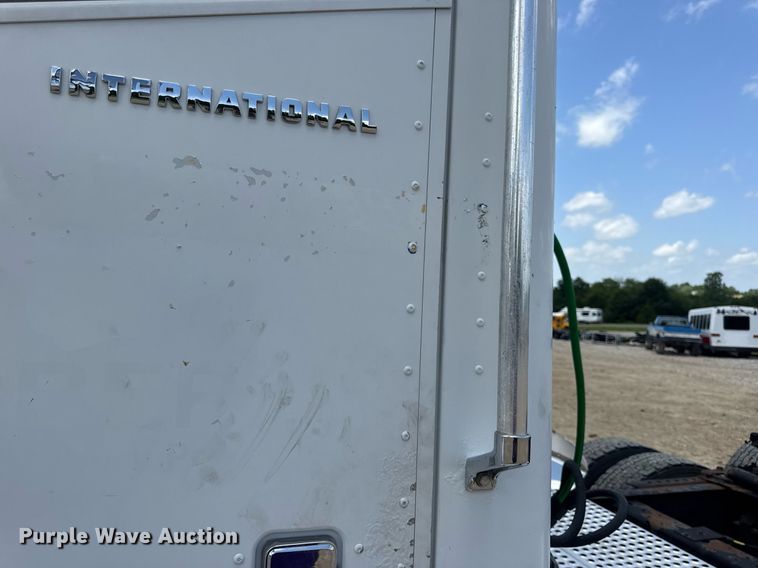 image for item DV4231 2005 International 9200i semi truck