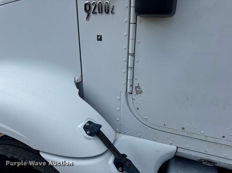 image for item DV4231 2005 International 9200i semi truck