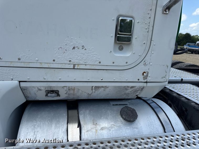 image for item DV4231 2005 International 9200i semi truck