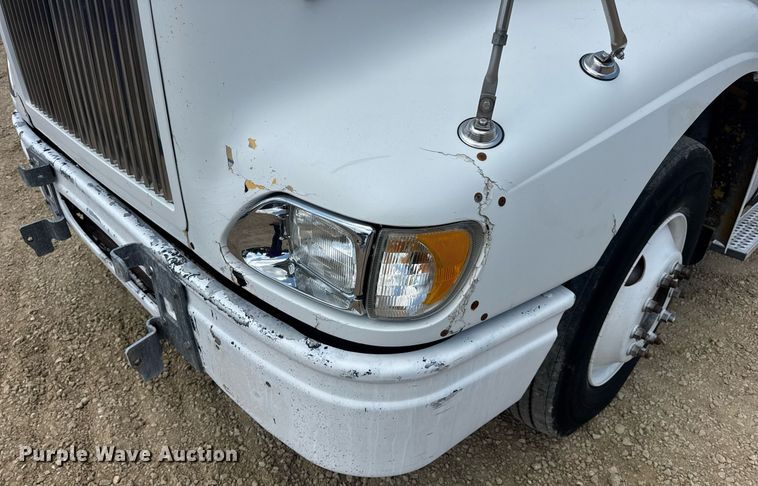 image for item DV4231 2005 International 9200i semi truck