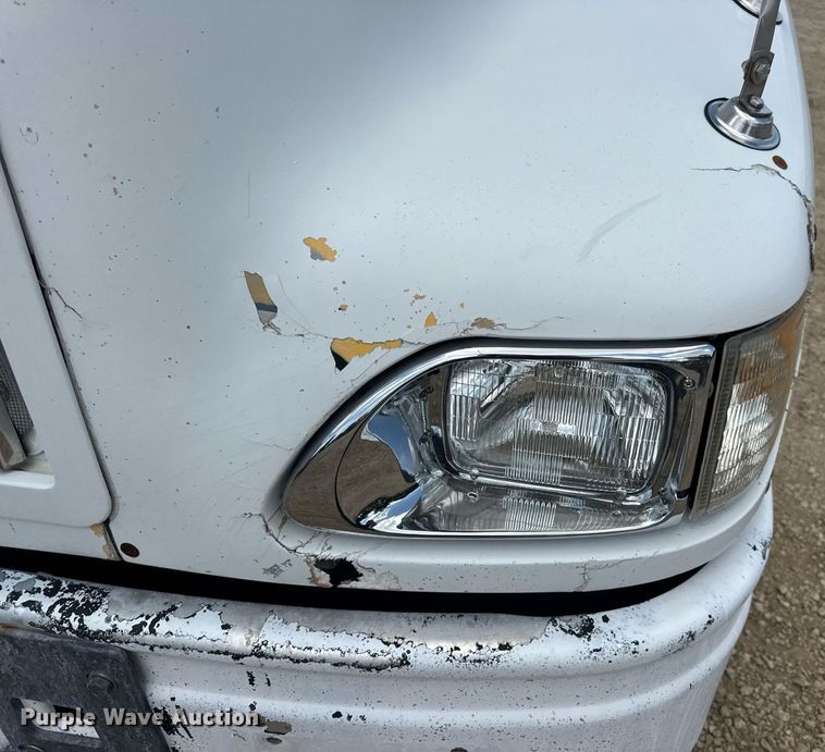 image for item DV4231 2005 International 9200i semi truck