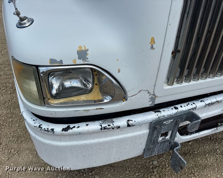 image for item DV4231 2005 International 9200i semi truck