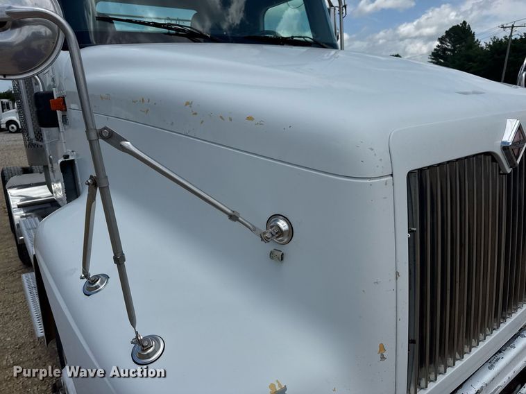 image for item DV4231 2005 International 9200i semi truck