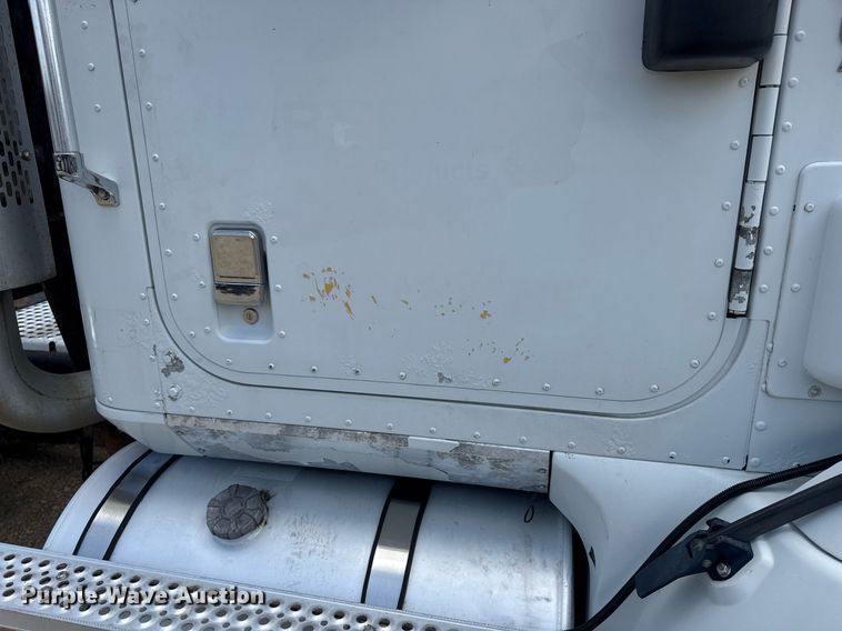 image for item DV4231 2005 International 9200i semi truck