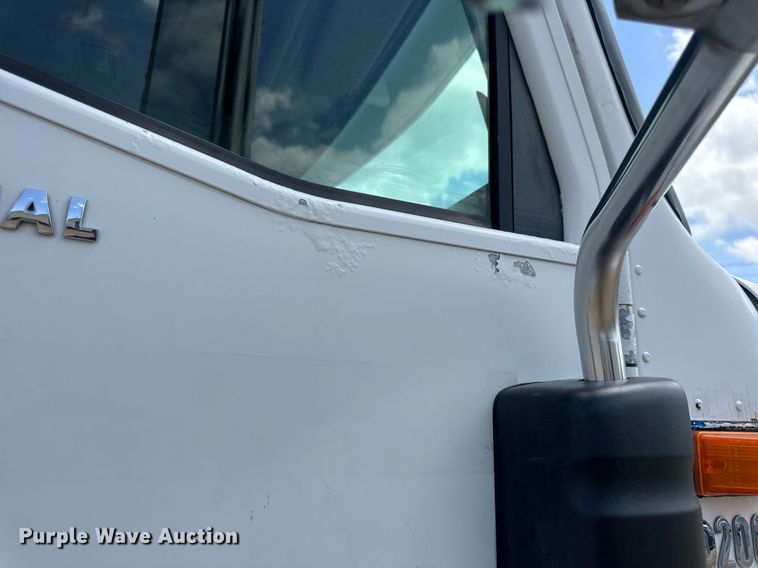 image for item DV4231 2005 International 9200i semi truck