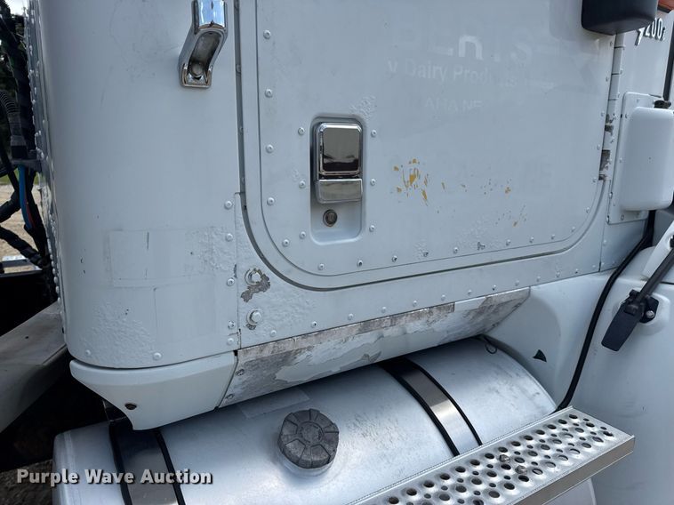 image for item DV4231 2005 International 9200i semi truck