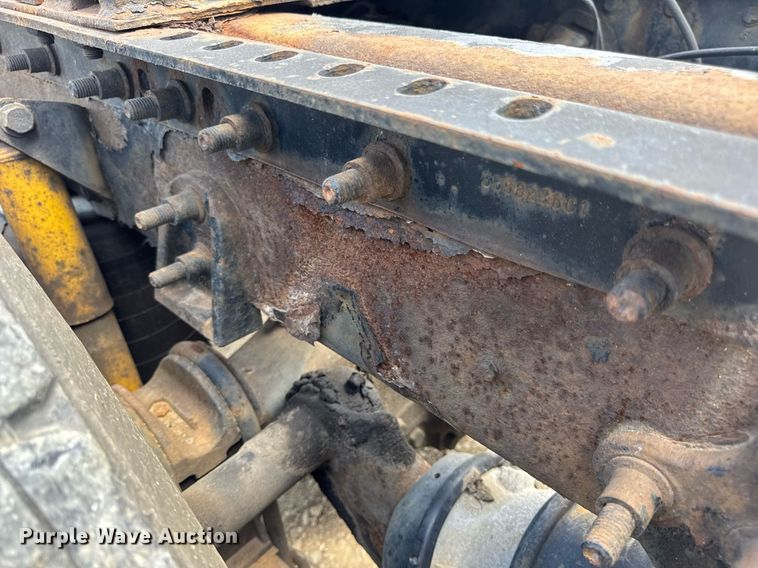 image for item DV4231 2005 International 9200i semi truck