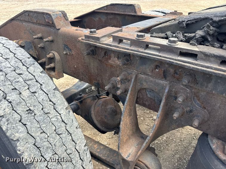 image for item DV4231 2005 International 9200i semi truck