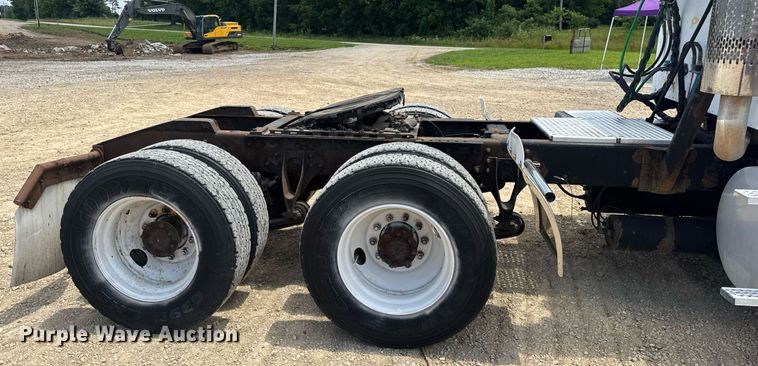 image for item DV4231 2005 International 9200i semi truck