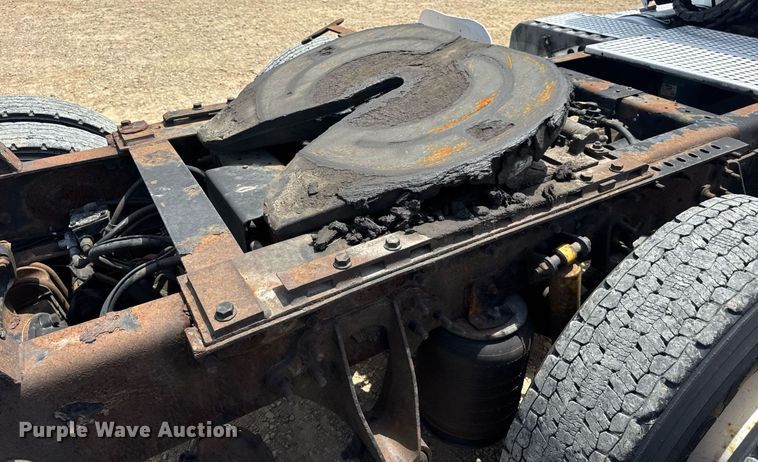 image for item DV4231 2005 International 9200i semi truck