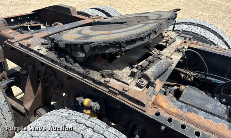 image for item DV4231 2005 International 9200i semi truck