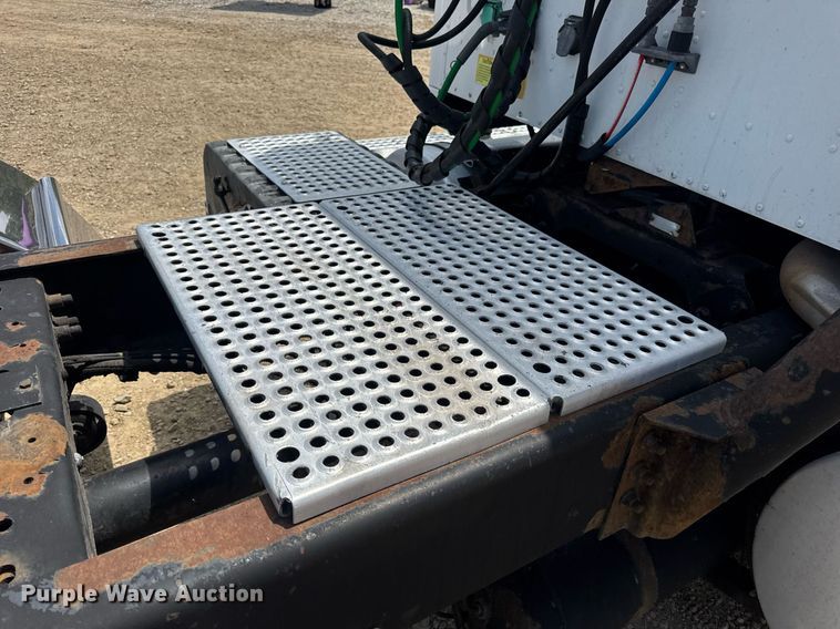 image for item DV4231 2005 International 9200i semi truck