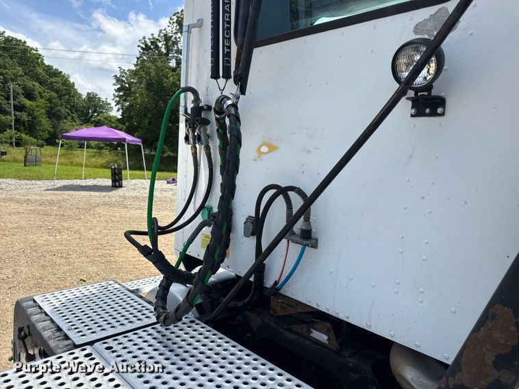 image for item DV4231 2005 International 9200i semi truck