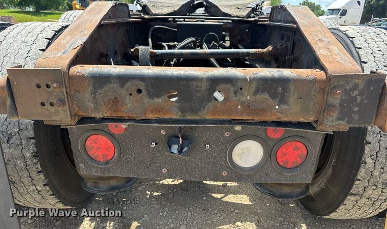 image for item DV4231 2005 International 9200i semi truck