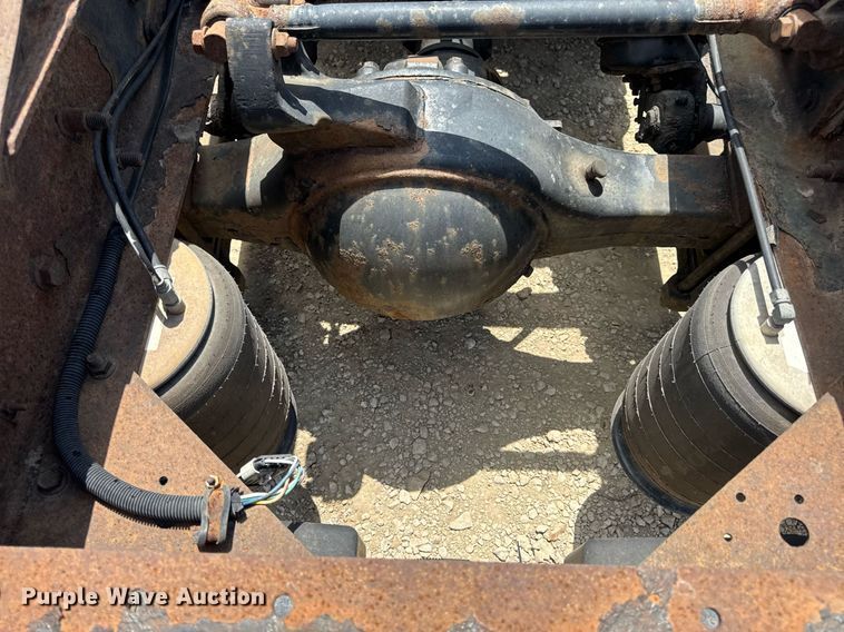 image for item DV4231 2005 International 9200i semi truck