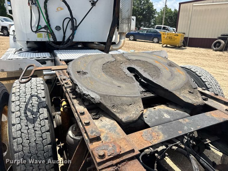 image for item DV4231 2005 International 9200i semi truck