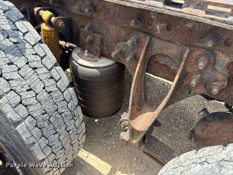 image for item DV4231 2005 International 9200i semi truck