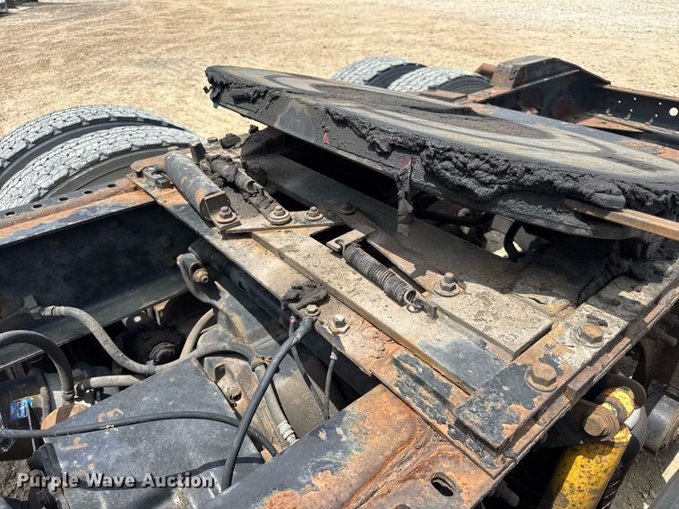 image for item DV4231 2005 International 9200i semi truck