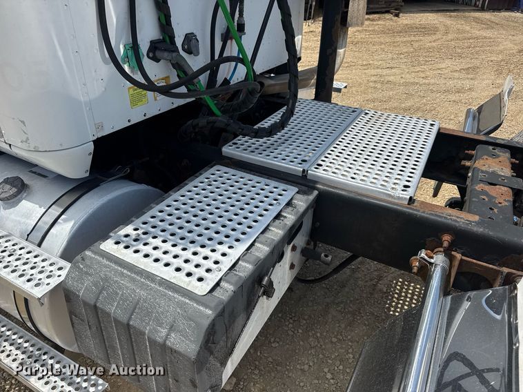 image for item DV4231 2005 International 9200i semi truck