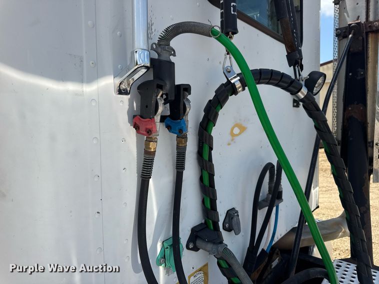 image for item DV4231 2005 International 9200i semi truck