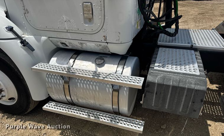 image for item DV4231 2005 International 9200i semi truck