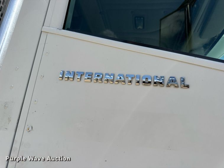 image for item DV4231 2005 International 9200i semi truck