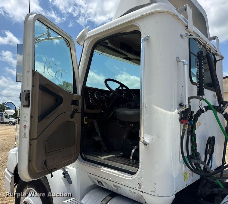 image for item DV4231 2005 International 9200i semi truck