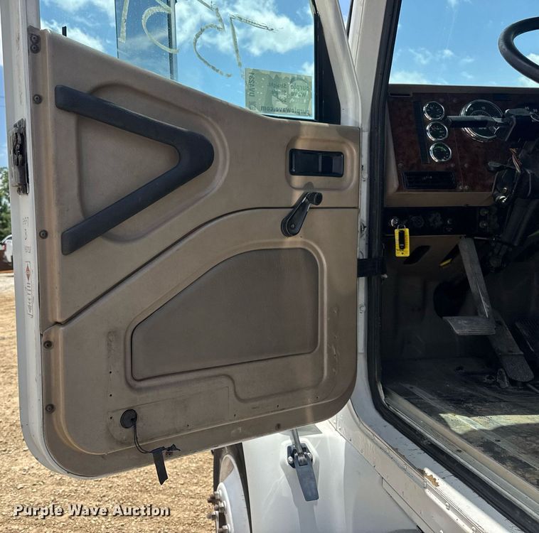 image for item DV4231 2005 International 9200i semi truck