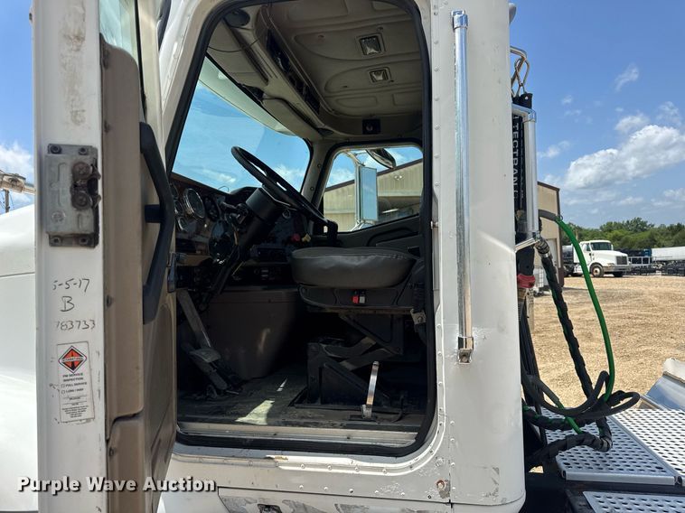 image for item DV4231 2005 International 9200i semi truck