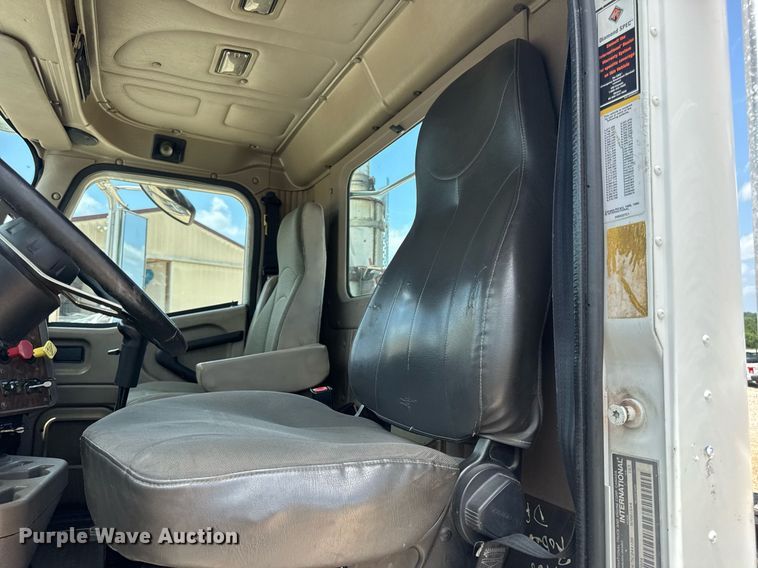 image for item DV4231 2005 International 9200i semi truck