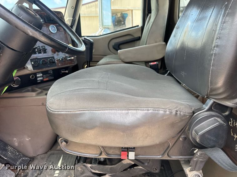 image for item DV4231 2005 International 9200i semi truck