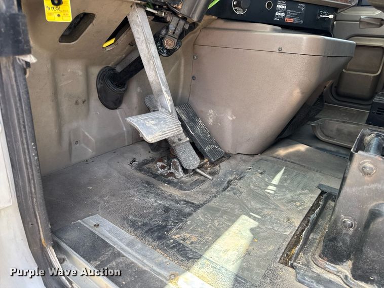 image for item DV4231 2005 International 9200i semi truck